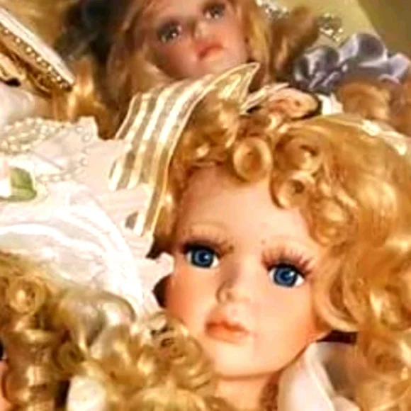6 gorgeous porcelin dolls - Picture 5 of 7